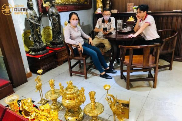 Mùng 1-7 khách đến cơ sở Sài Gòn mở hàng mua bộ đồ thờ 