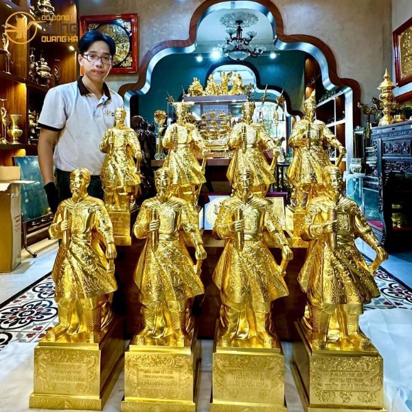 Hoàn thiện 8 tượng Trần Hưng Đạo dát vàng 70 và 90 cho doanh nghiệp làm quà tặng