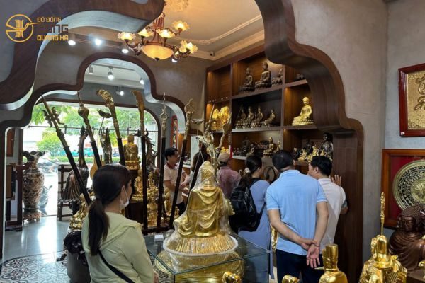 Đồ đồng Dung Quang Hà tiếp đoàn khách đến cơ sở Sài Gòn thỉnh tượng Phật Bà Quan  Âm
