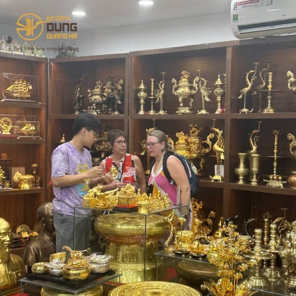 Khách nước ngoài đến cửa hàng Sài Gòn thăm quan mua sản phẩm