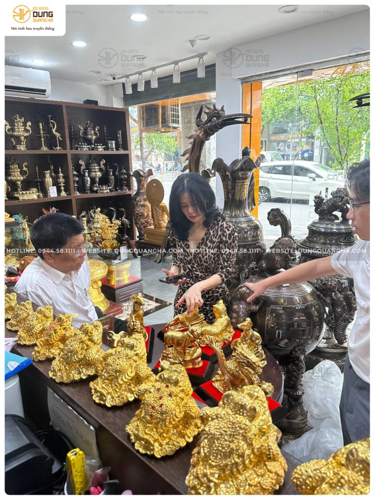 Khách hàng đến cửa hàng cơ sở Sài Gòn mua tượng 12 con giáp