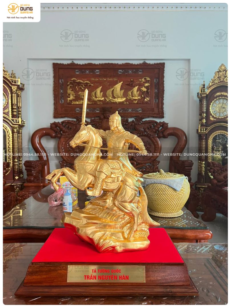 Bàn giao tượng Tả Tướng Quốc Trần Nguyên Hãn cao 50cm dát vàng cho khách Lập Thạch - Vĩnh Phúc