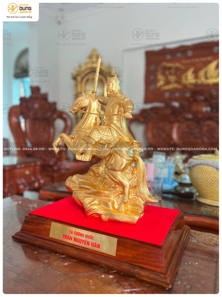 Bàn giao tượng Tả Tướng Quốc Trần Nguyên Hãn cao 50cm dát vàng cho khách Lập Thạch - Vĩnh Phúc
