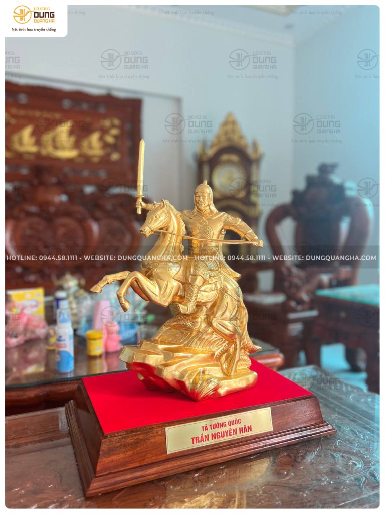 Bàn giao tượng Tả Tướng Quốc Trần Nguyên Hãn cao 50cm dát vàng cho khách Lập Thạch - Vĩnh Phúc

