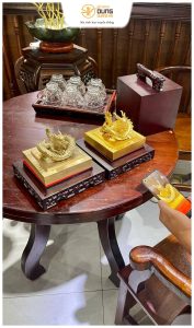 Khách Đồng Nai thỉnh ấn rồng dát vàng và tượng Trần Hưng Đạo bằng đồng tại chi nhánh Sài Gòn