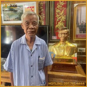 Tượng chân dung cụ ông bằng đồng mạ vàng