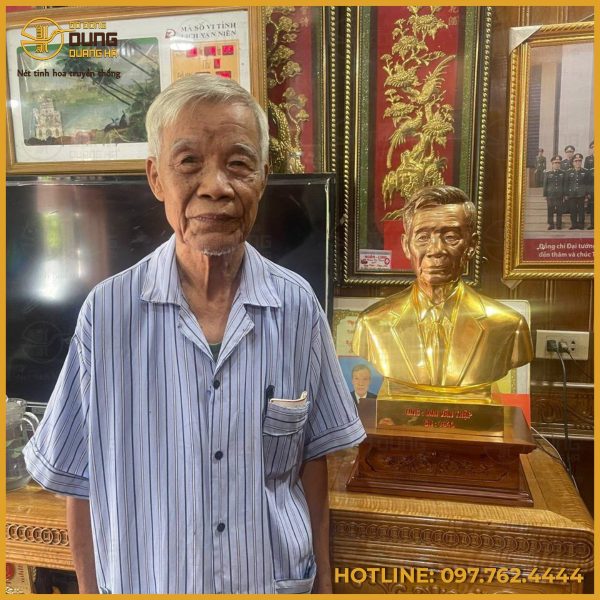 Tượng chân dung cụ ông bằng đồng mạ vàng