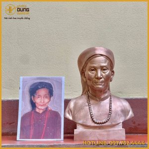 Tượng chân dung cụ bà bằng đồng mạ vàng