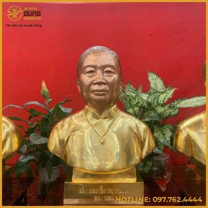 Tượng chân dung cụ bà bằng đồng mạ vàng