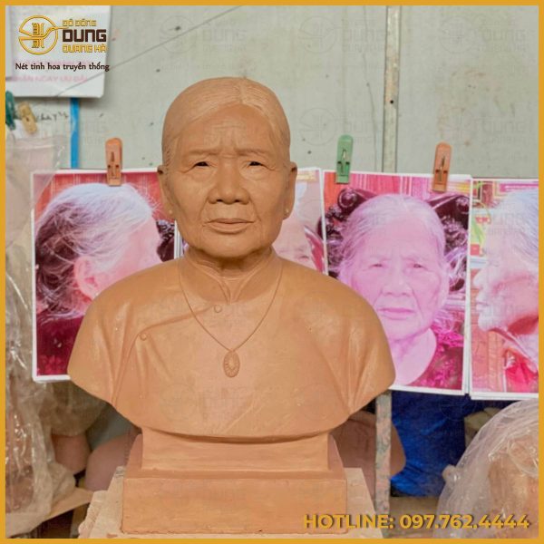 Tượng truyền thần cụ bà bằng đồng mạ vàng