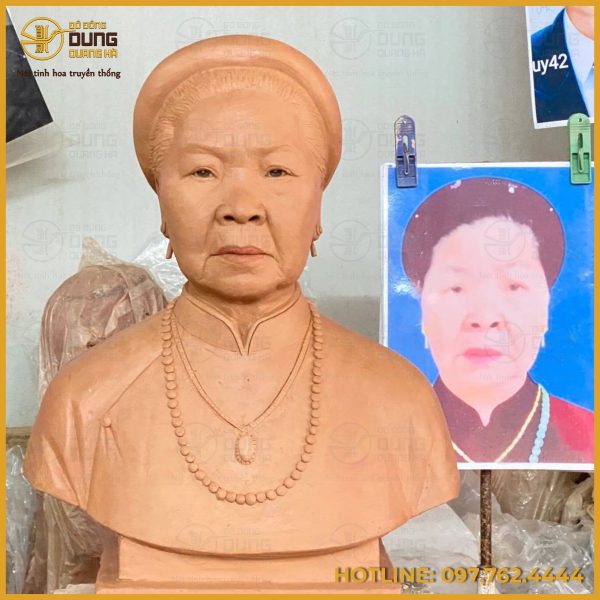 Tượng bán thân cụ bà vấn khăn bằng đồng