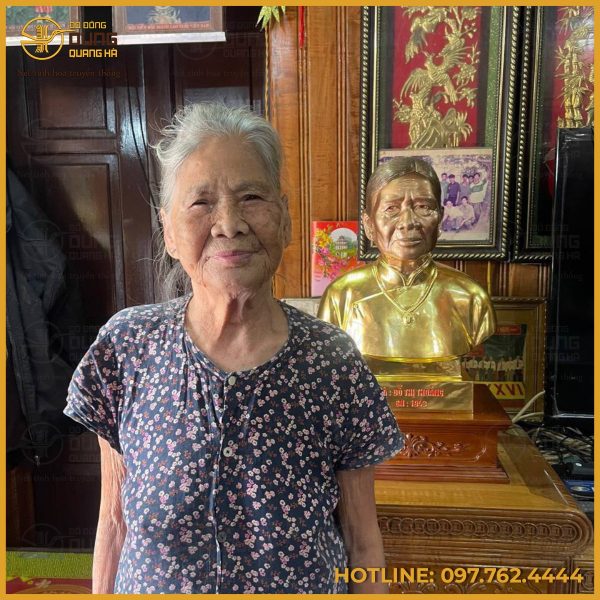 Tượng truyền thần cụ bà bằng đồng mạ vàng