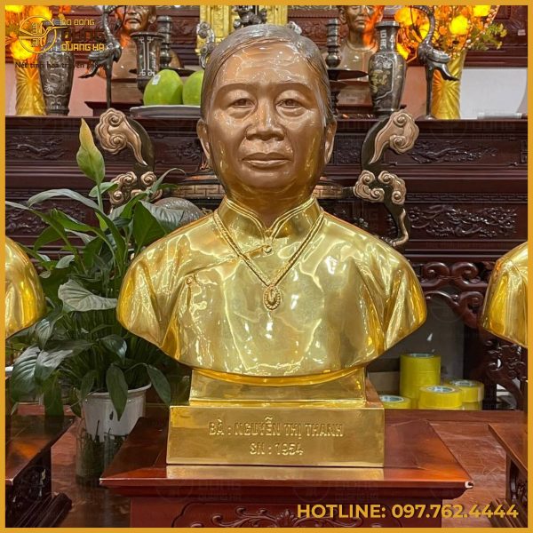 Tượng chân dung cụ bà bằng đồng mạ vàng