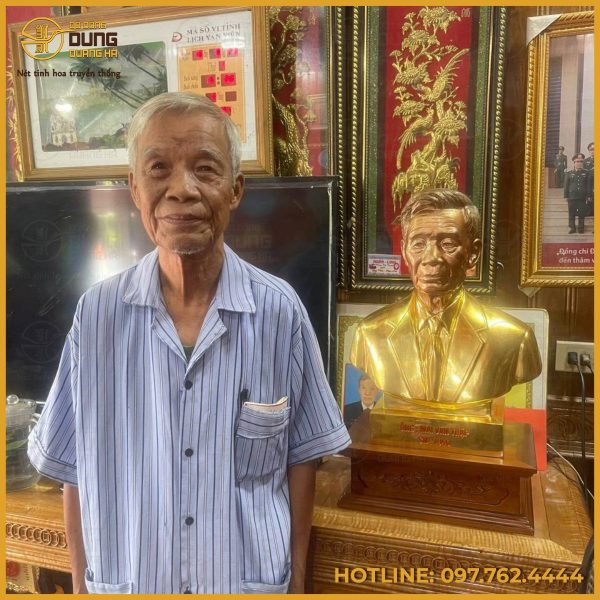 Tượng chân dung cụ ông bằng đồng mạ vàng