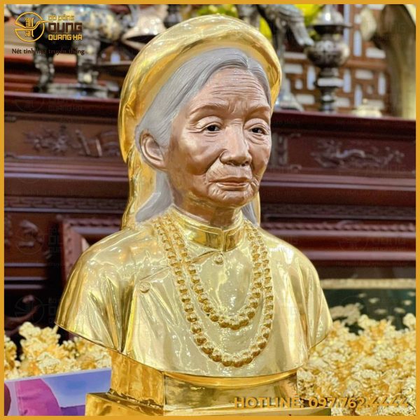 Tượng chân dung cụ bà bằng đồng mạ vàng