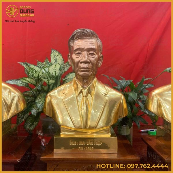 Tượng chân dung cụ ông bằng đồng mạ vàng