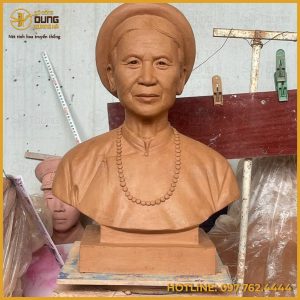 Tượng chân dung cụ bà bằng đồng mạ vàng