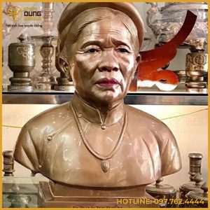Tượng truyền thần cụ bà bằng đồng đúc thủ công
