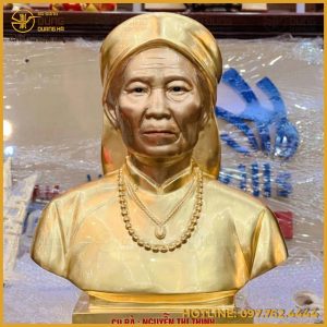 Tượng chân dung cụ bà đội khăn bằng đồng mạ vàng