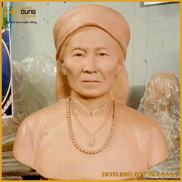 Tượng chân dung cụ bà đội khăn bằng đồng mạ vàng