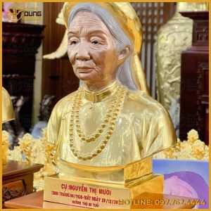Tượng chân dung cụ bà bằng đồng mạ vàng