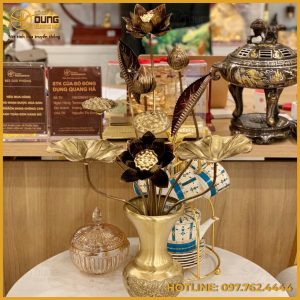 Bó hoa sen bằng đồng vàng và đồng giả cổ