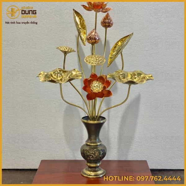 Bó hoa sen bằng đồng làm màu sang trọng