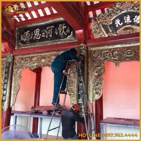 Cửa võng song long chầu nguyệt bằng đồng vàng
