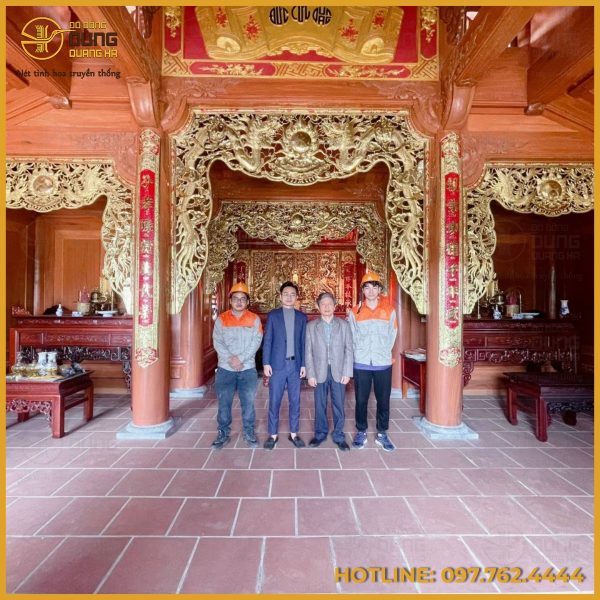 Cửa võng bằng đồng thiết kế ba gian