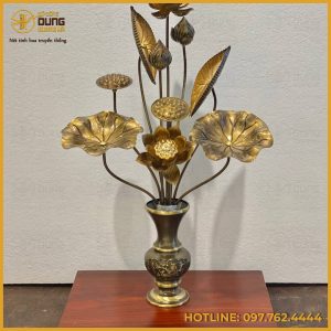 Lọ hoa sen bằng đồng chế tác thủ công