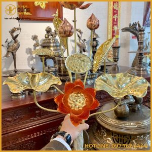 Bó hoa sen bằng đồng làm màu sang trọng