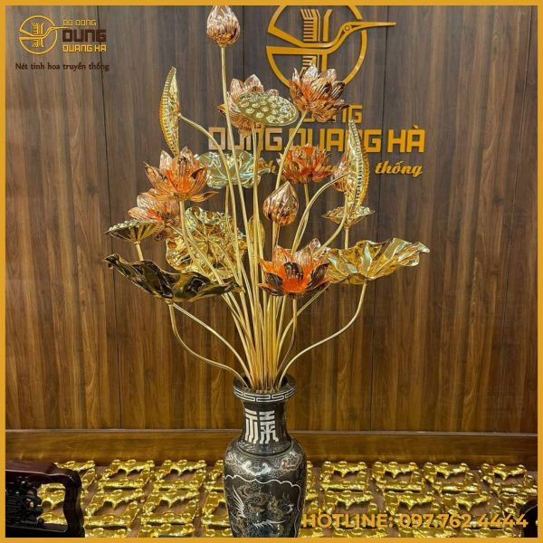 Bó hoa sen bằng đồng làm màu và đồng vàng