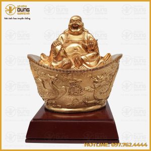 Tượng Di Lặc ngồi trên đồng vàng