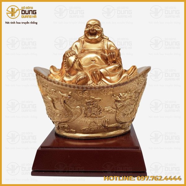 Tượng Di Lặc ngồi trên đồng vàng