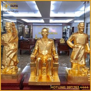 Tượng Đại tướng Võ Nguyên Giáp ngồi ghế bằng đồng đỏ dát vàng 9999