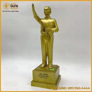 Tượng Đại tướng Võ Nguyên Giáp đứng bằng đồng vàng mộc