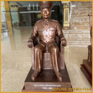 Tượng Đại Tướng Võ Nguyên Giáp bằng đồng đỏ làm màu