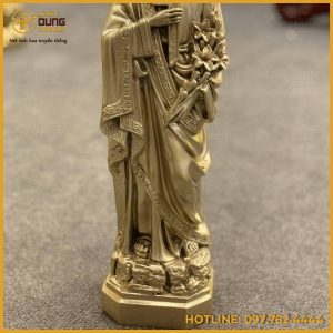 Tượng Thánh Giuse cầm hoa huệ bằng đồng vàng linh thiêng