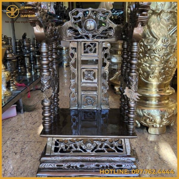Ngai thờ bằng đồng đỏ hun cao 68cm độc đáo