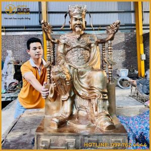 Tượng cụ tổ bằng đồng đỏ chế tác sắc nét