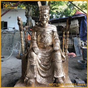 Tượng cụ tổ ngồi chế tác bằng đồng đỏ