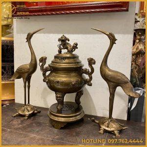 Bộ tam sự hạc thờ cúng chạm dơi đồng đỏ làm màu nâu cổ kính