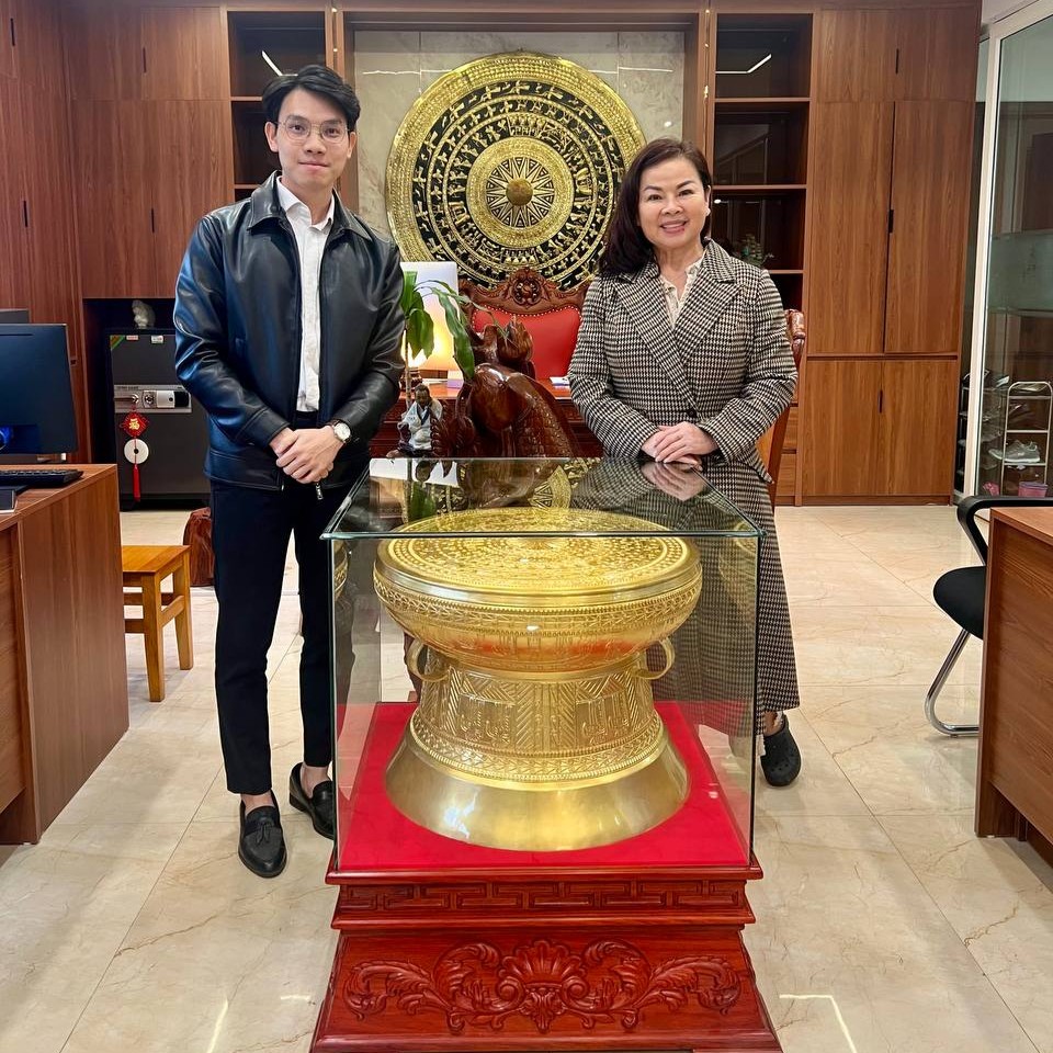 Bàn giao trống đồng đường kính 60cm dát vàng, đôn gỗ hương cho khách hàng tại Hải Phòng