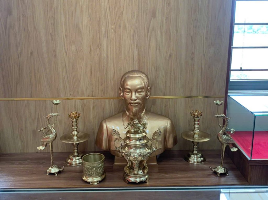 Bàn giao tượng Bác Hồ cao 80cm và bộ đồ thờ catut tại TAND tỉnh Bà Rịa Vũng Tàu