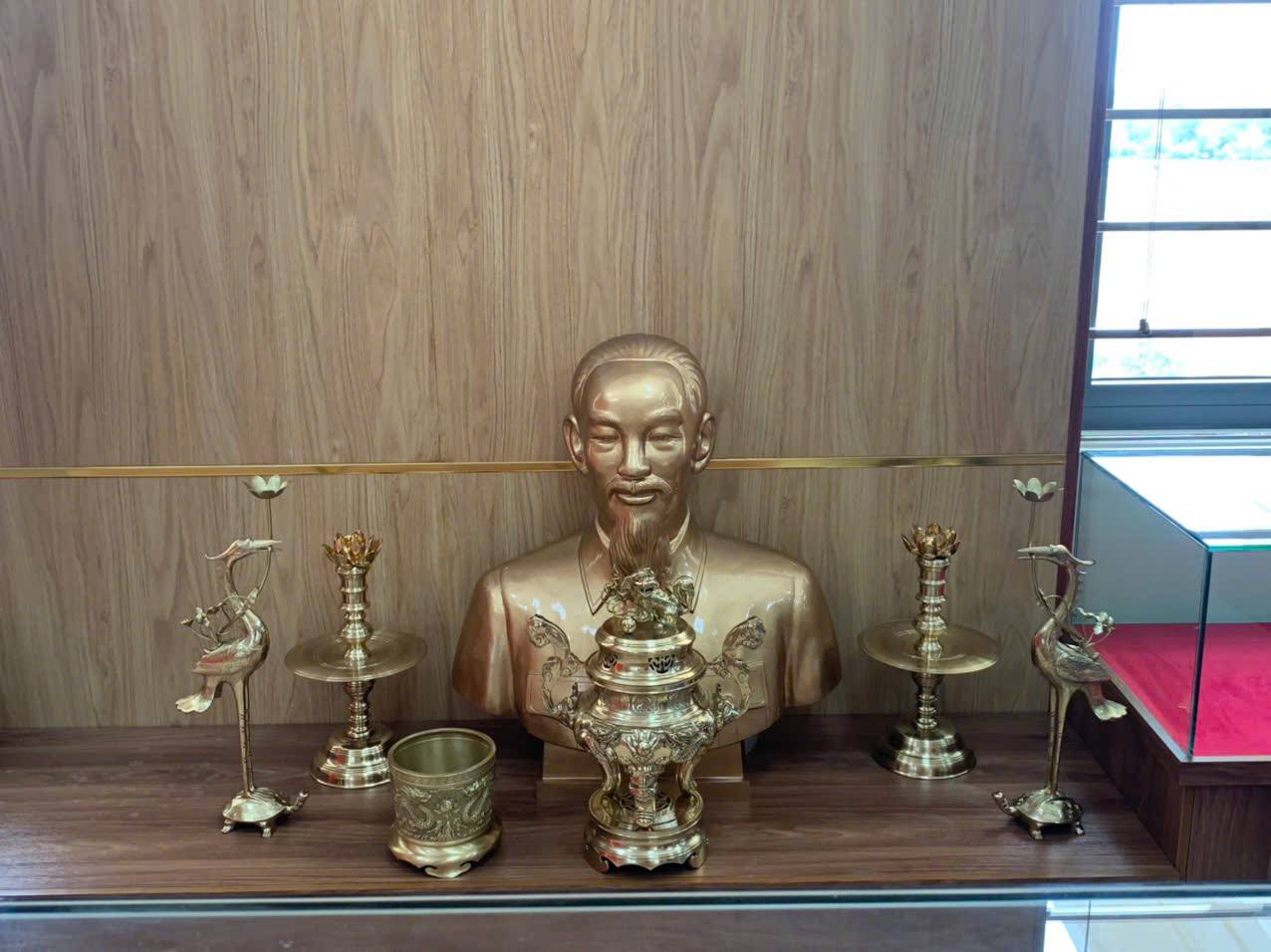 Bàn giao tượng Bác Hồ cao 80cm và bộ đồ thờ catut tại TAND tỉnh Bà Rịa Vũng Tàu