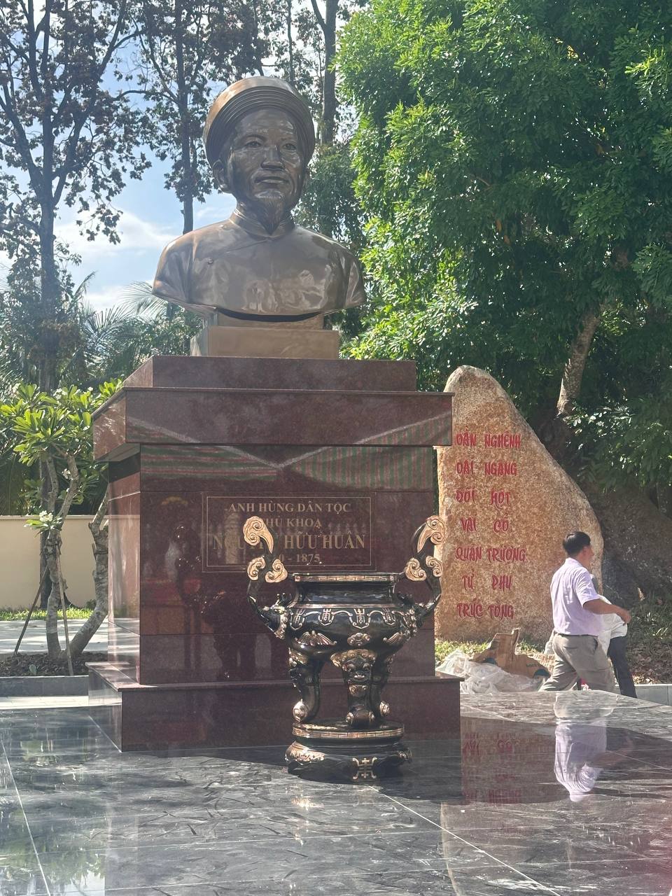 Đồ đồng Dung Quang Hà chế tác và lắp đặt tượng Anh hùng dân tộc Nguyễn Hữu Huân cao 1m6 tại huyện Chợ Gạo, tỉnh Tiền Giang