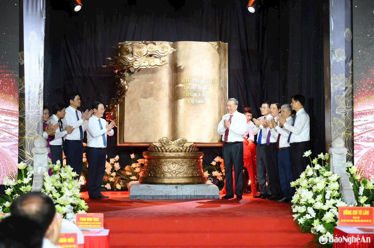 Đồ đồng Dung Quang Hà bàn giao tác phẩm “Những trang sử vàng” bằng đồng đỏ chiều cao 2m025 x chiều rộng 1m945