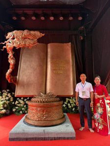 Đồ đồng Dung Quang Hà bàn giao tác phẩm “Những trang sử vàng” bằng đồng đỏ chiều cao 2m025 x chiều rộng 1m945