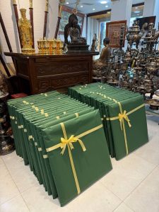 Đồ đồng Dung Quang Hà bàn giao 40 bức tranh chữ lộc cho khách tại Hà Nội