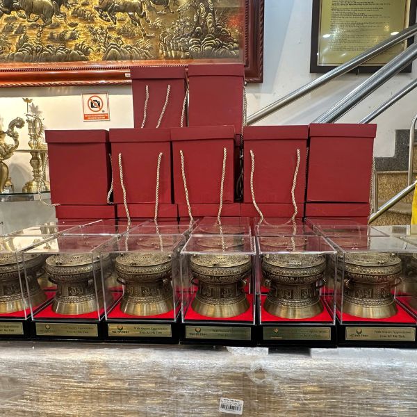 Hoàn thiện và bàn giao lô 20 quả trống đồng vàng giả cổ D10 cho khách hàng tại Hà Tĩnh